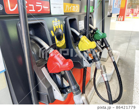 ガソリンスタンド　給油 86421779