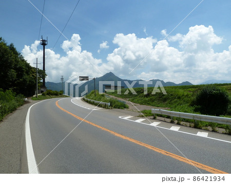 野辺山高原を走る国道141号線(長野県南牧村) 野辺山高原を走る国道141号線(長野県南牧村) 86421934