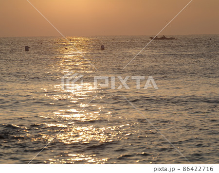 朝焼け 波 海 86422716