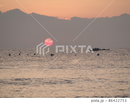 朝焼け 波 海 86422753