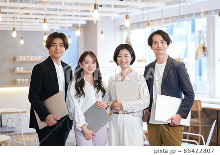 ビジネスパーソン IT　コワーキング　シェアオフィス　フリーアドレス　オフィス 86422807