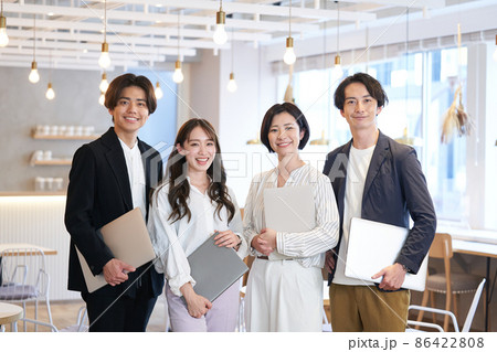 ビジネスパーソン カフェ コワーキング シェアオフィス フリーアドレス オフィス ビジネスパーソン カフェ コワーキング シェアオフィス フリーアドレス オフィス 86422808