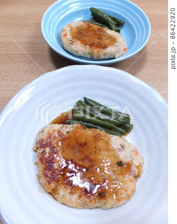 鶏肉の照り焼きハンバーグ 鶏肉の照り焼きハンバーグ 86422920
