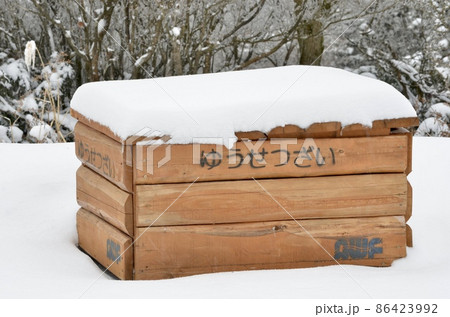 冬道の路肩にある融雪剤 冬道の路肩にある融雪剤 86423992