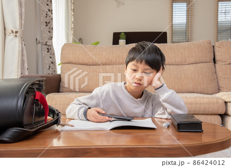勉強に集中できない小学生の男の子 86424012