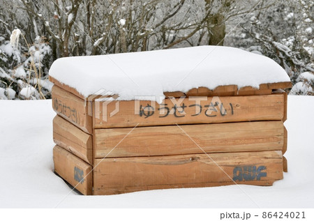 冬道の路肩にある融雪剤 86424021