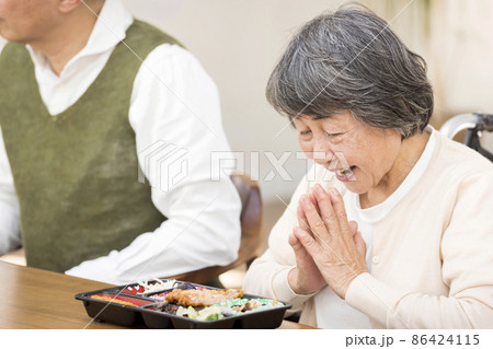 介護老人施設昼食イメージ　お弁当を見て喜ぶシニア女性 86424115