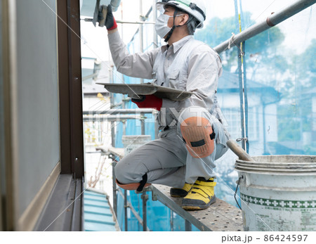 左官　職人　イメージ　外壁作業　 86424597