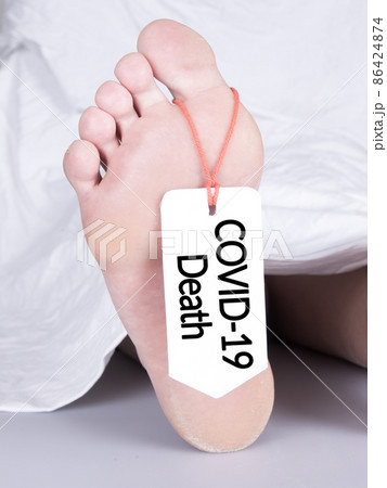 Body with toe tag on white Body with toe tag on white 86424874