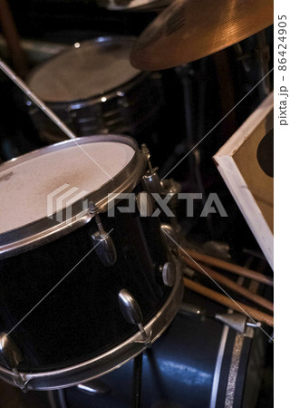 古いドラムセット  86424905