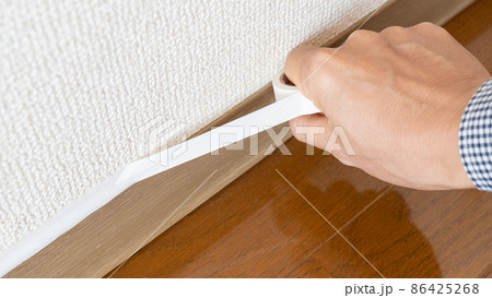 巾木・幅木のスキマをマスキングテープでふさぐ　イメージ 86425268