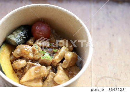 使い捨て容器に入っているテイクアウトの魯肉飯 86425284