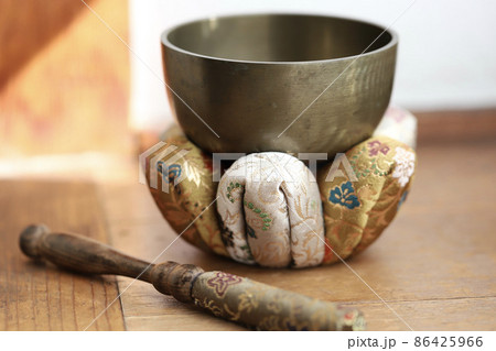 古い真鍮のオリンとリン棒　仏具 86425966