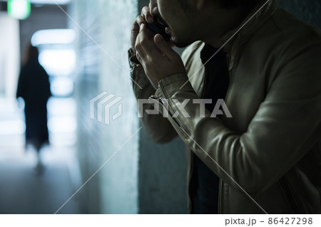 路地裏の髭の人 86427298