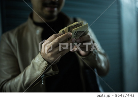 路地裏の髭の人 86427443