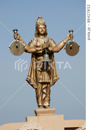 Idols at the entrance gate of Nilkanthdham, Swaminarayan temple it is an extensive religious complex with pagodas, fountains, statues & carved idols and gates, located at Poicha, Gujarat, India Idols at the entrance gate of Nilkanthdham, Swaminarayan temple it is an extensive religious complex with pagodas, fountains, statues & carved idols and gates, located at Poicha, Gujarat, India 86427652