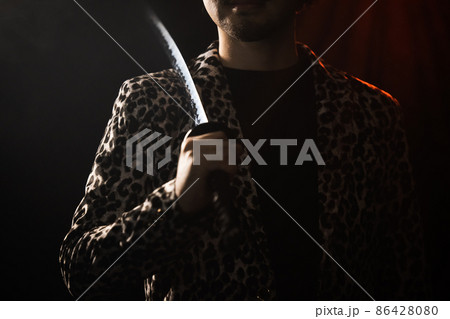 模造刀で遊ぶ髭の人 模造刀で遊ぶ髭の人 86428080