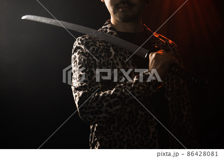 模造刀で遊ぶ髭の人 86428081