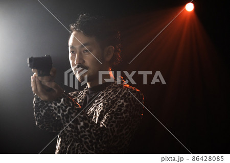 モデルガンで遊ぶ髭の人 86428085