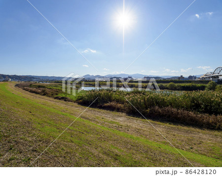 快晴の日の大和川沿いの風景 快晴の日の大和川沿いの風景 86428120