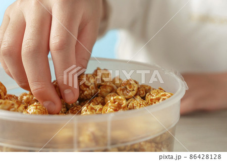ポップコーンを食べる子供のクローズアップ ポップコーンを食べる子供のクローズアップ 86428128
