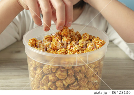 ポップコーンを食べる子供のクローズアップ ポップコーンを食べる子供のクローズアップ 86428130