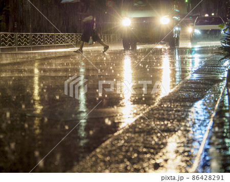 雨の横断歩道 86428291