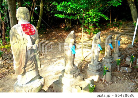 里山の中に居られた地蔵尊です 里山の中に居られた地蔵尊です 86428636