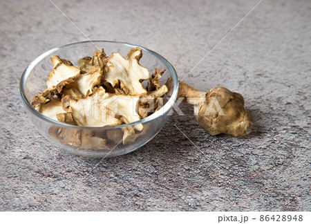 Close - up of a plate with slices of dried jerusalem Useful product Close - up of a plate with slices of dried jerusalem Useful product 86428948