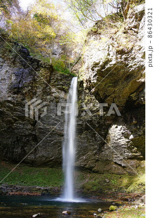 晩秋の大鹿滝8　鳥取県八頭郡若桜町 86430321