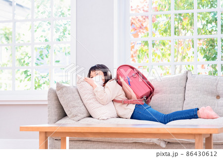 疲れてソファに倒れこむ小学生 疲れてソファに倒れこむ小学生 86430612