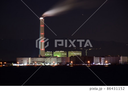 堺市の堺浜から見た関西電力南港発電所の夜景 86431152