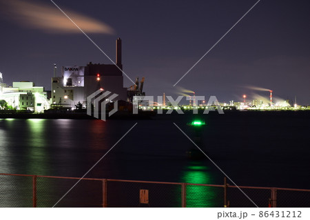 堺市の堺浜から見た堺泉北臨海工業地帯の夜景 堺市の堺浜から見た堺泉北臨海工業地帯の夜景 86431212