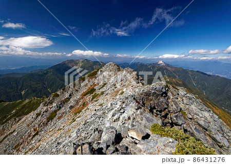 南アルプス・北岳山頂から見る仙丈ヶ岳と甲斐駒ヶ岳 南アルプス・北岳山頂から見る仙丈ヶ岳と甲斐駒ヶ岳 86431276