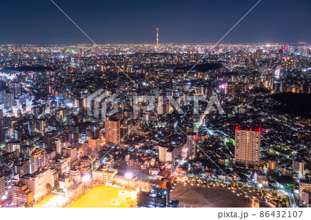 《東京都》スカイツリーと住宅街・東京都市夜景 《東京都》スカイツリーと住宅街・東京都市夜景 86432107