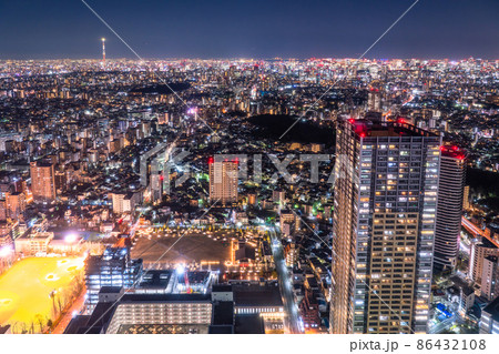 《東京都》スカイツリーと住宅街・東京都市夜景 86432108