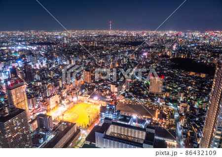 《東京都》スカイツリーと住宅街・東京都市夜景 《東京都》スカイツリーと住宅街・東京都市夜景 86432109