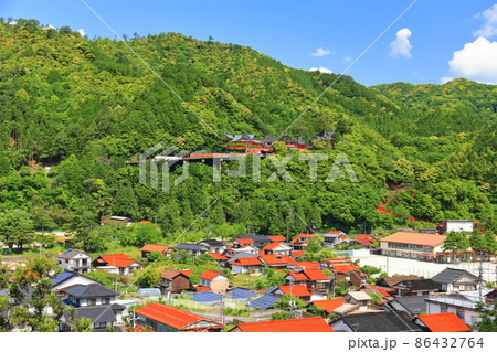 【島根県】太皷谷稲成神社と津和野の町並み 86432764