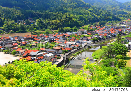 【島根県】太皷谷稲成神社から見た津和野の町並み 86432768