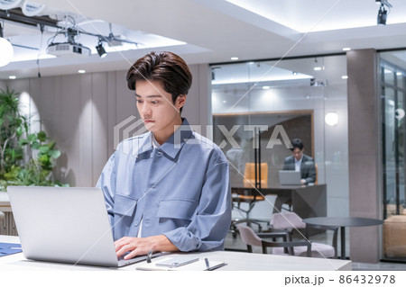 ビジネス　ノートパソコンで仕事をする若い男性　撮影協力：WEEK芝大門(サンフロンティア不動産) 86432978