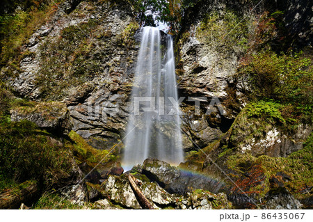 虹が架かった晩秋の雲龍の滝1　鳥取県八頭郡若桜町 86435067