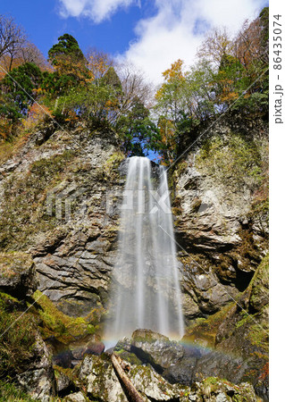虹が架かった晩秋の雲龍の滝8　鳥取県八頭郡若桜町 86435074