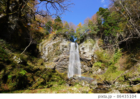 虹が架かった晩秋の雲龍の滝16　鳥取県八頭郡若桜町 86435104