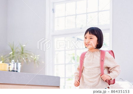 ランドセルを背負った小学生 86435153