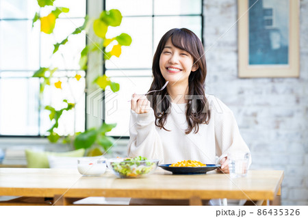 家でパスタを食べる若い女性 家でパスタを食べる若い女性 86435326