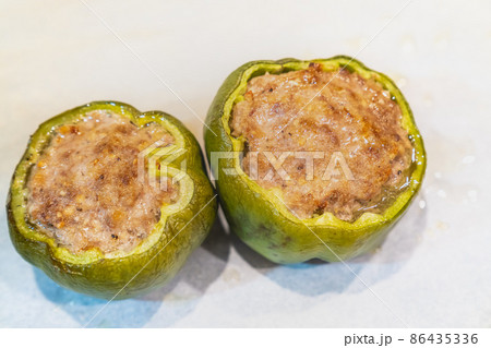 美味しそうな手作り肉詰めピーマンの写真 美味しそうな手作り肉詰めピーマンの写真 86435336