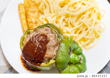 美味しそうな手作り肉詰めピーマンの写真 美味しそうな手作り肉詰めピーマンの写真 86435337