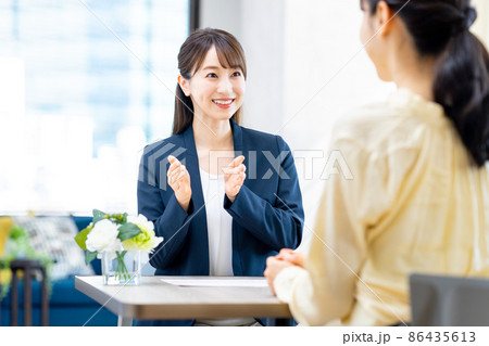 若い女性の相談にのるプランナー 若い女性の相談にのるプランナー 86435613