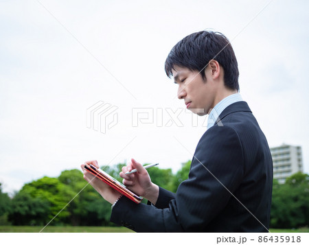 【男性】サラリーマン、タブレットを見る 【男性】サラリーマン、タブレットを見る 86435918
