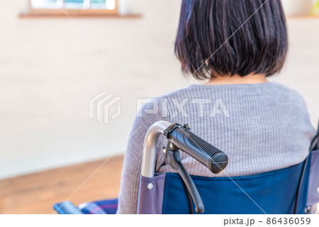 リハビリテーションセンターで治療を受ける女性のイメージカット 86436059